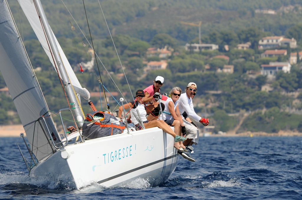 Équipage de la section voile habitable du club à bord d'un voilier